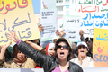 モロッコ北部アライシュ（Larache）の地方裁判所前で、自殺したアミナ・フィラリ（Amina al-Filali）さんと強姦加害者との結婚を認めたことに抗議する人びと（2012年3月15日撮影）。(c)AFP/ABDELHAK SENNA