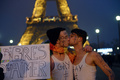 フランス・パリ（Paris）で13日、同性結婚の合法化に反対する抗議デモが行われ、警察発表で34万人が市内を行進した。主催者発表によると参加者は80万人。

与党・社会党が推進する同性婚合法化法案は月末に議会で審議される予定だが、フランスで2大宗教人口を持つキリスト教カトリックとイスラム教の信者の多くが反発しているほか、野党の右派政党も反対している。

写真は、同性婚合法化反対デモに対抗してエッフェル塔（Eiffel Tower）の前で「愛する自由」と書いたボードを掲げて同性婚支持を訴える若者たち（2012年1月13日撮影）。(c)AFP/MIGUEL MEDINA