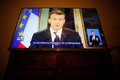 エマニュエル・マクロン大統領のテレビ演説。フランス北西部Bretteville-sur-Odonで（2018年12月10日撮影）。(c)CHARLY TRIBALLEAU / AFP