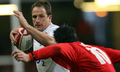 写真は、ウェールズの%%James Hook%%（右）からチェックを受けるイングランドのマイク・キャット（%%Mike Catt%%）。(c)AFP/PAUL ELLIS