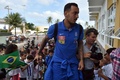 ギリシャ代表のキャンプ地、アラカジュ（Aracaju）のホテルに到着したギリシャのコスタス・ミトログルー（Kostas Mitroglou、2014年6月8日撮影）。(c)AFP/ARIS MESSINIS