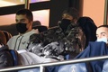 21-22フランス・リーグ1第24節、パリ・サンジェルマン対レンヌ。観客席から試合の行方を見守るパリ・サンジェルマンのネイマール（中央、2022年2月11日撮影）。(c)FRANCK FIFE / AFP