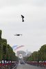 フランス・パリのシャンゼリゼ通りでの、フランス革命記念日の軍事パレードで披露された「フライボード」（2019年7月14日撮影）。(c)Lionel BONAVENTURE / AFP