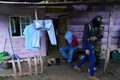 パナマ国境警察に身柄を拘束された、不法移民支援グループのメンバー（左、2024年8月7日撮影）。(c)ARNULFO FRANCO / AFP