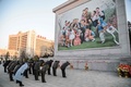 北朝鮮・平壌で、死去から10年となった金正日氏を追悼し敬意を表する市民（2021年12月17日撮影）。(c)KIM Won Jin / AFP