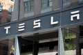 米首都ワシントンにある米電気自動車（EV）大手テスラのショールーム（2018年8月8日撮影）。(c)SAUL LOEB / AFP
