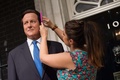 英ロンドンのマダム・タッソーろう人形館でキャメロン英首相のろう人形を手直しするスタイリスト（2015年5月26日撮影）。(c)AFP/LEON NEAL