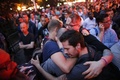 米ニューヨークで、フロリダ州オーランドで起きた銃乱射事件の犠牲者の追悼集会で抱き合う男性たち（2016年6月13日撮影）。(c)AFP