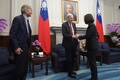 台湾の蔡英文総統と握手を交わすスティーブン・ハドリー元米大統領補佐官（国家安全保障問題担当）。台湾台北の総統府で（2024年1月15日撮影）。(c)CNA/AFP