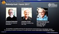 2017年のノーベル化学賞を受賞した（左から）ジャック・デュボシェ氏、ヨアヒム・フランク氏、リチャード・ヘンダーソン氏（2017年10月4日撮影）。(c)AFP/Jonathan NACKSTRAND