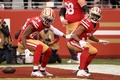 19NFL、NFC決勝、サンフランシスコ・フォーティナイナーズ対グリーンベイ・パッカーズ。タッチダウンを喜ぶサンフランシスコ・フォーティナイナーズのケンドリック・ボーン（左）とラヒーム・モスタート（2020年1月19日撮影）。(c)Harry How/Getty Images/AFP
