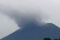 インドネシア・バリ島で、噴煙を上げるアグン山。インドネシア国家防災庁提供（2017年11月21日撮影、公開）。(c)AFP/Indonesia&apos;s Disaster Mitigation Agency (BNPB) 