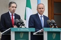 アイルランドのサイモン・ハリス首相（左）とミホル・マーティン外相。首都ダブリンの政府庁舎前で（2024年5月22日撮影）。(c)Paul FAITH / AFP