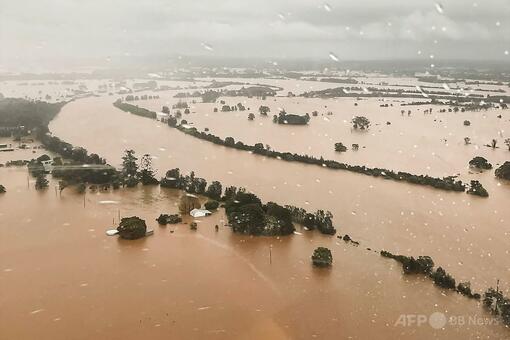 洪水 オーストラリア東部の洪水で1人死亡、5万人孤立 写真6枚 国際ニュース