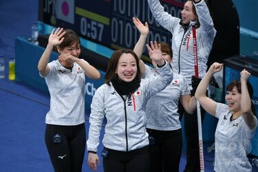 日本がカーリング女子で銅メダル、英国との接戦制す 写真18枚