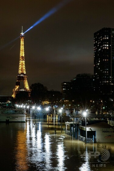 仏パリ・セーヌ川の水位、通常より4m上昇 観光に引き続き影響 写真5枚
