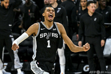 スパーズの大型新人ウェンバンヤマ、NBA最優秀新人賞に選出 写真1枚