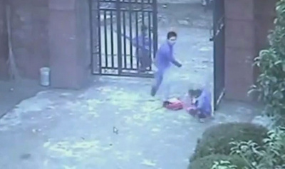 中国の小学校で刃物男が児童ら襲う、監視カメラ映像を公開