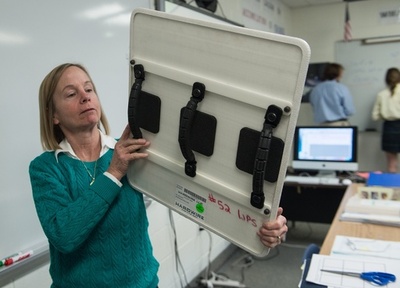 全教室に「防弾ホワイトボード」 緊急時は盾に 米学校