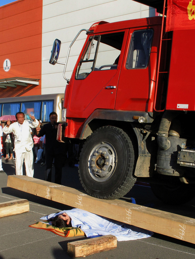 ギネス入り目指し、胸の上を16トンのトラック 中国