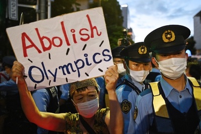 東京五輪、閉会式前に反五輪デモ