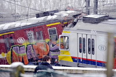 ベルギー首都郊外で通勤列車2台が衝突、20人死亡