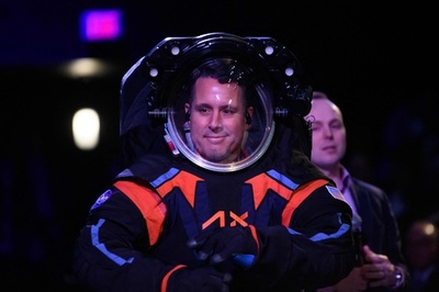  米、次世代宇宙服を公開 次期月探査計画で使用へ