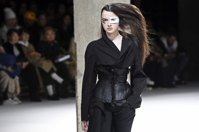 アライアへのオマージュ、「ヨウジヤマモト」18/19年秋冬