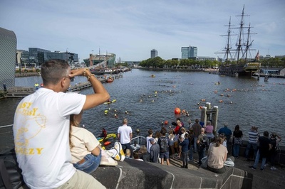 オランダ運河で水泳大会 ALS啓発イベント