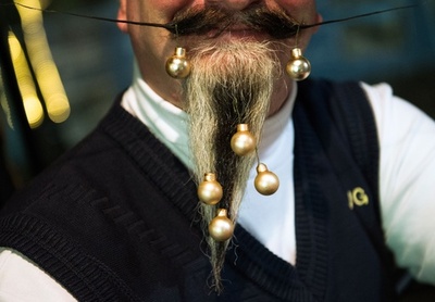 ひげをクリスマスボールで飾ったバスの運転手、ベルリン