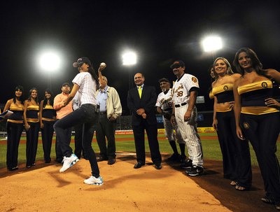 ミス・ユニバース、母国で始球式