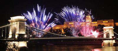ハンガリー建国1007周年記念日、花火大会華やかに