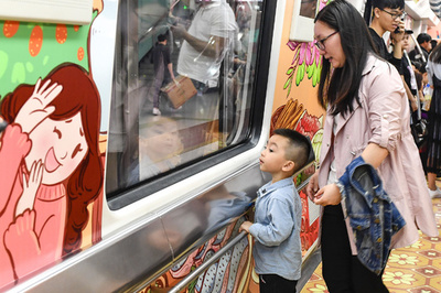 広州の縁日がテーマのラッピング車両、地下鉄に