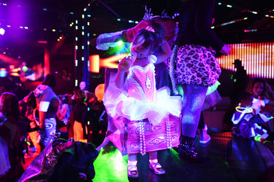 ナイトクラブで子どものハロウィーンパーティー、NY