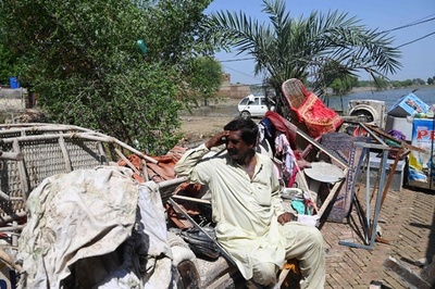 コツコツためた持参金が洪水で駄目に…結婚も中止 パキスタン