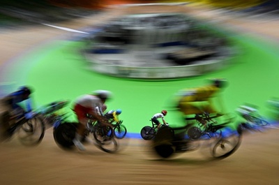 トランスジェンダーの自転車選手、女子大会の参加認められず 英