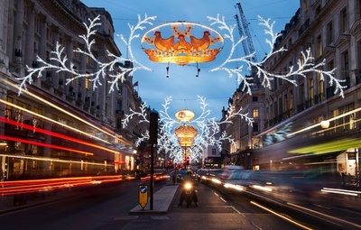 クリスマス間近、にぎわうロンドンの街