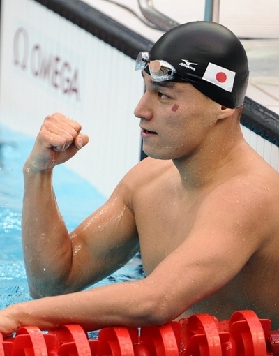 松田 日本新記録で男子200メートルバタフライ決勝へ