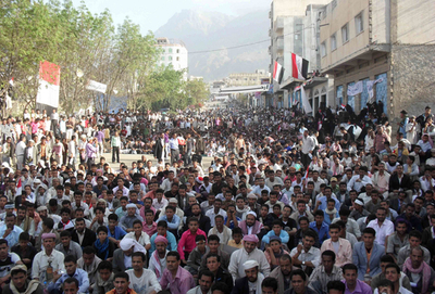 イエメン、反政府デモへの手榴弾で2人死亡 政府ナンバー車との証言も