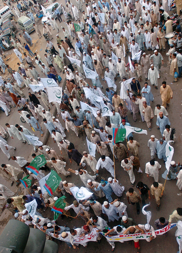 パキスタン軍、モスク内の残留勢力を武力制圧