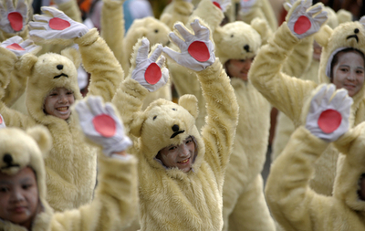 トラもシロクマも踊る！マニラの環境奇祭