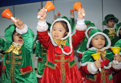 ソウルで子どもたちが募金集めのベル演奏