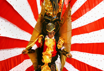 東ジャワでファッションカーニバル、カラフルな衣装とメークで華やかに