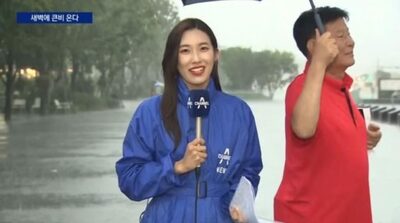 生放送で大雨レポート中のびしょ濡れ記者…後ろ向きに近づき傘をさしかけた「通りすがり」韓国男性