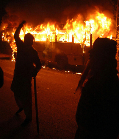 ブット氏暗殺を受けパキスタン各地で暴動、死者10人、学校などは閉鎖