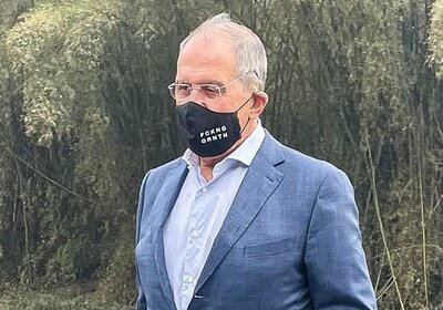 訪中のロシア外相、反隔離マスク着用