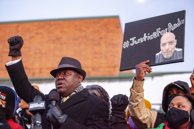 米警官に射殺された黒人男性、市が遺族と11億円で和解