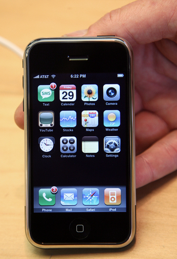 アップル、英国でiPhoneの発売発表、欧州初