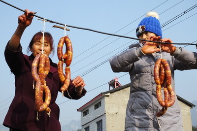 農家のお母さん手製のソーセージで新年を迎える 湖北省