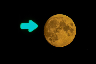 【今日の1枚】月を指し示す？ モスクワの交通信号